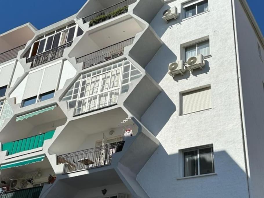 Seaview Dreams Luxury 2 Bedroom With Amazing Views And Balcony By Namaste Elite Apartment